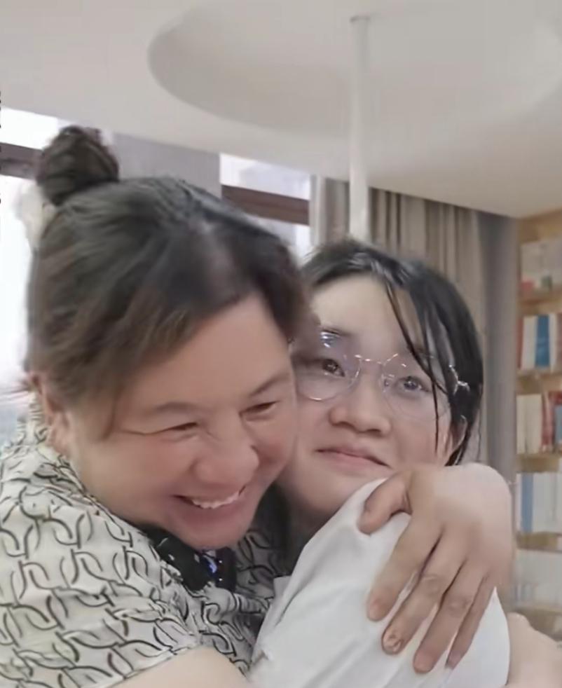 单身母亲工地扛钢管，托起女儿的大学梦，让无数网友泪目
 
世间最动人的双向奔赴，