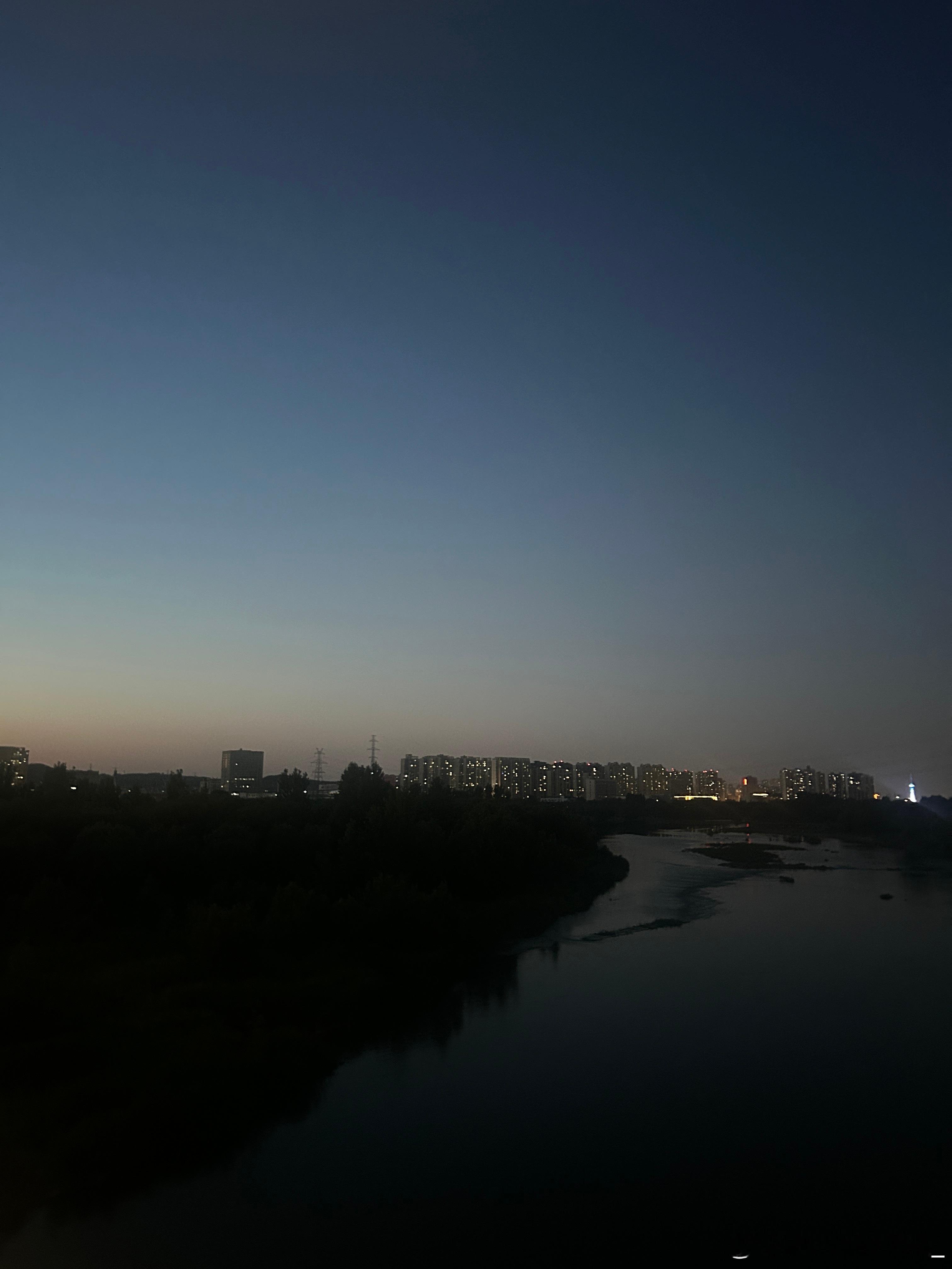 早起，是生活需要。熬夜，是灵魂需求。有些情绪，只能留给深夜。因为天亮后，生活还要