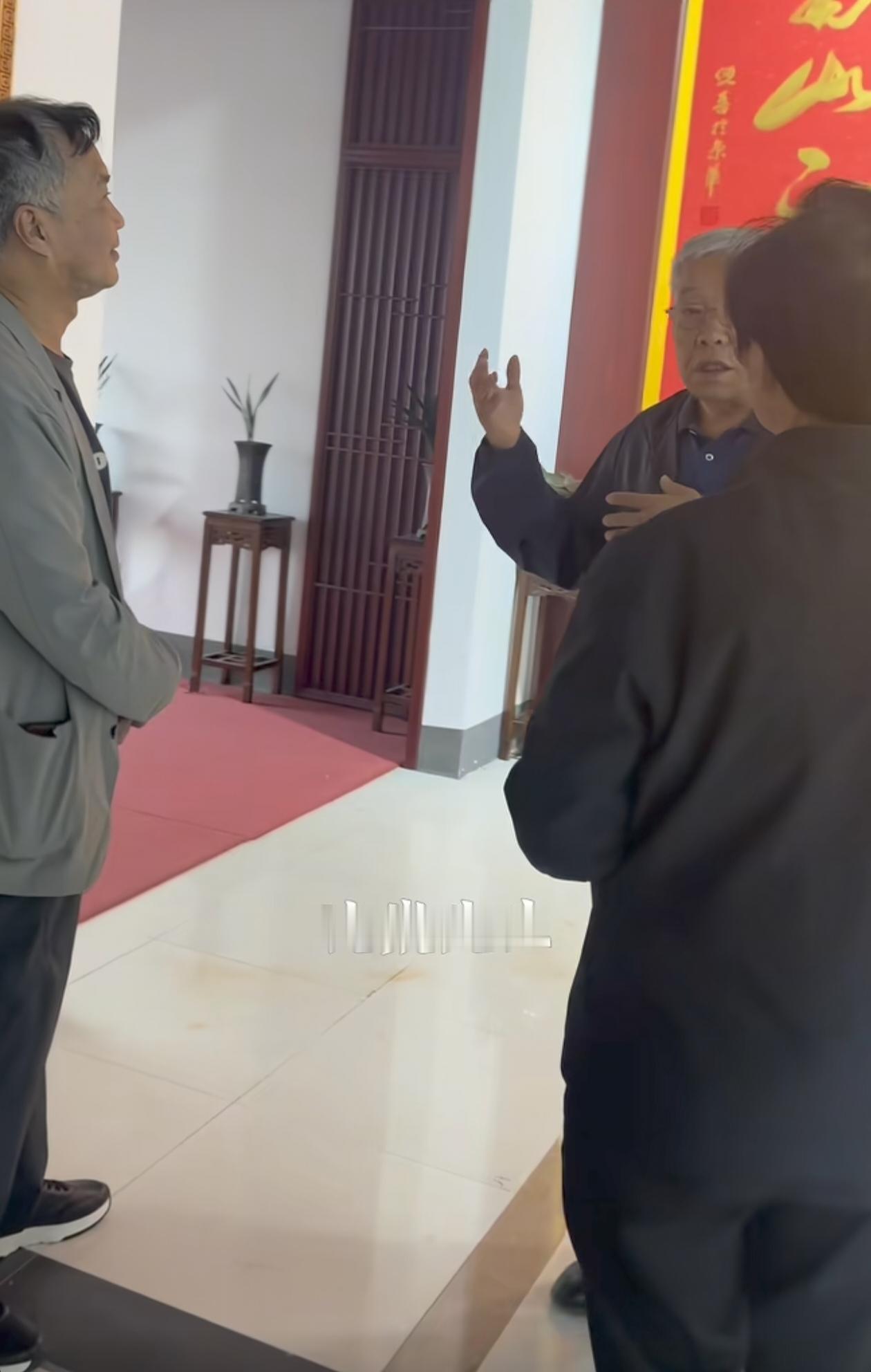 铿锵三人行再聚上海，张金卫大赞沈巍，称其流浪26年始终坚持捡垃圾，还能在路灯下静