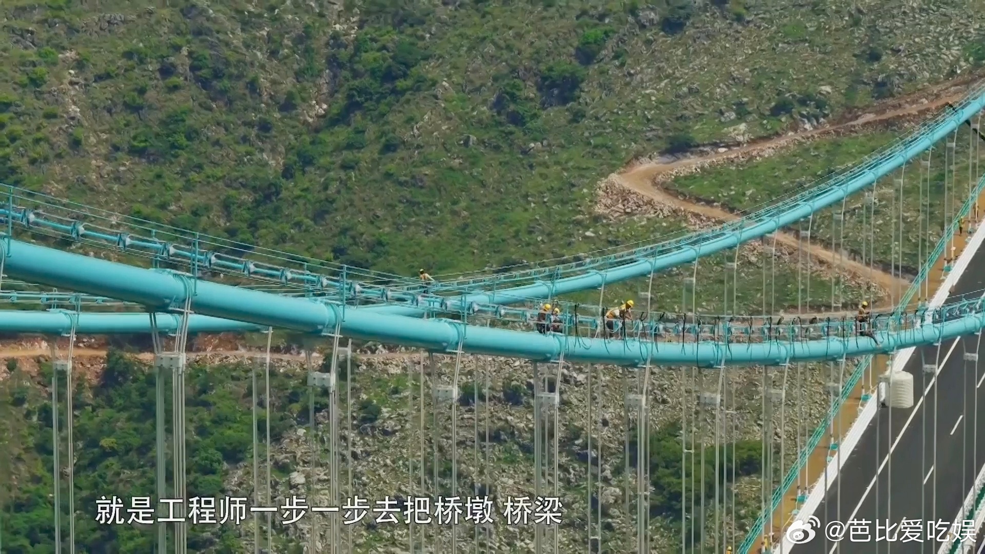 贵州花江峡谷大桥高到云端了 看着这抹青绿色在险峻峡谷中蜿蜒，真的被中国工程师的审