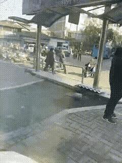 现在这世道，老人摔倒了大家都得先拍视频再扶，生怕被讹上。

结果福安这位城管，直