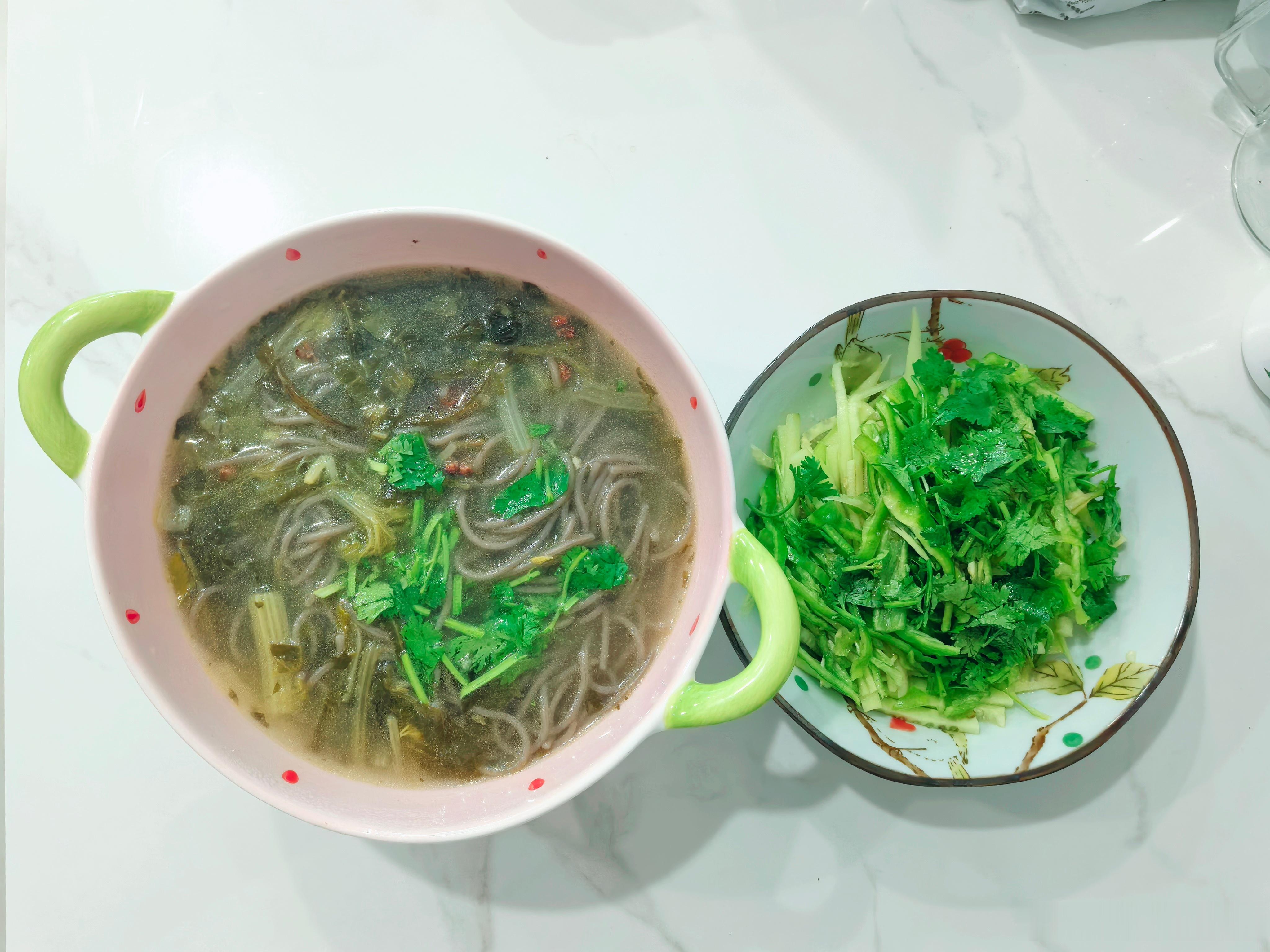 今日午餐 闷热的夏天没有食欲的时候，来一碗浆水面再好不过了！配上一盘黄瓜青椒丝，