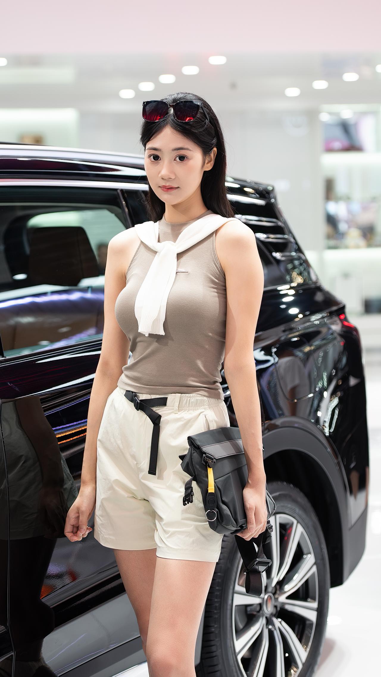 车展美女 成都车展 好看的小姐姐 身材好气质佳