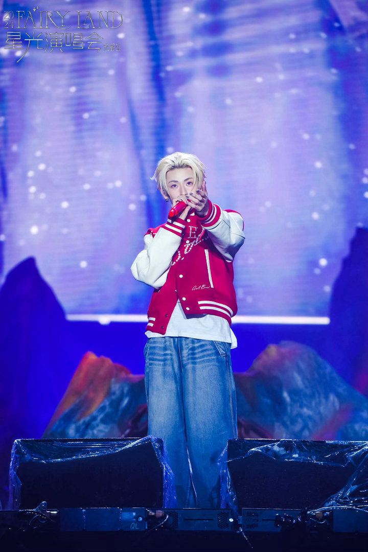 变成王琳凯的走路粉了王琳凯机场风衣造型谁懂啊！王琳凯机场风衣杀直接戳中心巴！拽拽