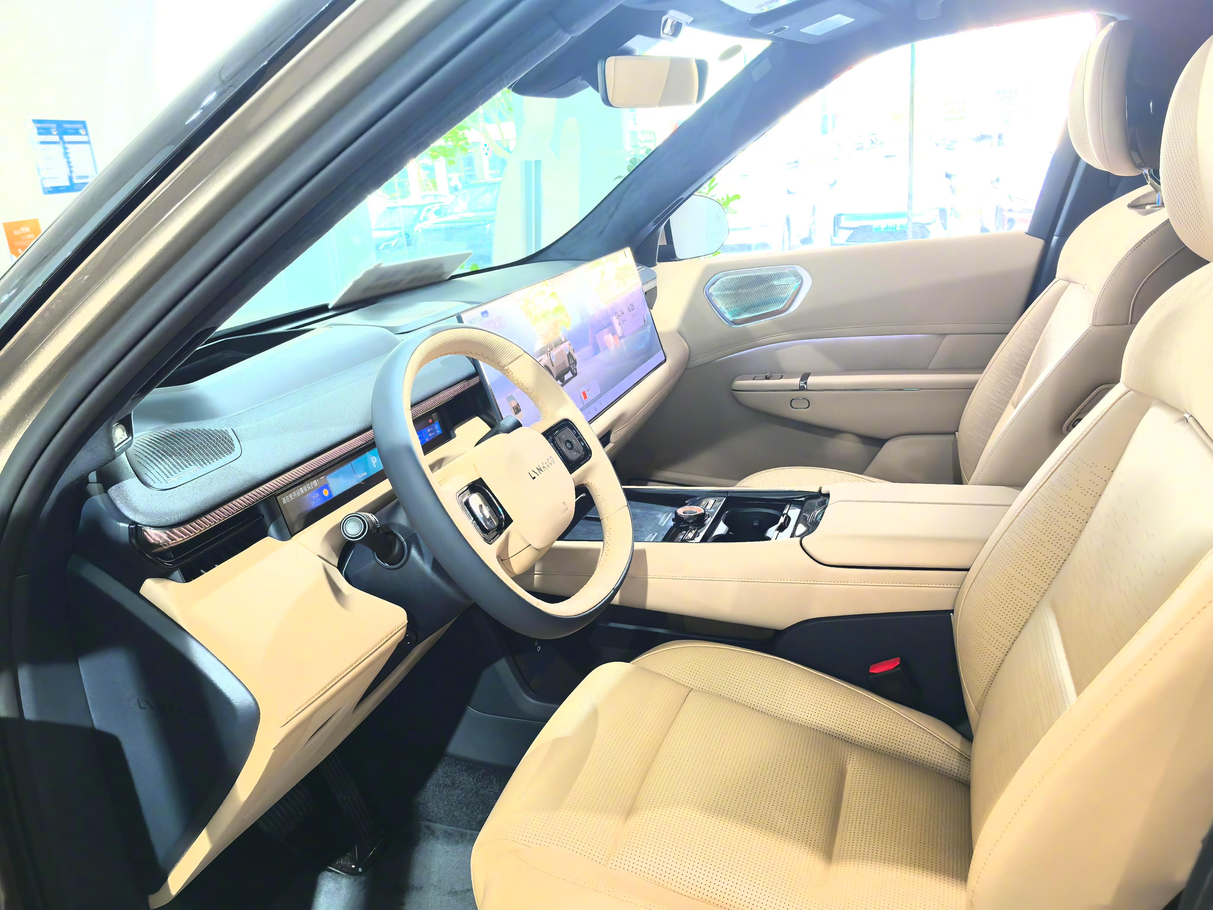 轴距3160毫米的大型SUV，后备箱1215到2568升，30英寸6K中控屏加3
