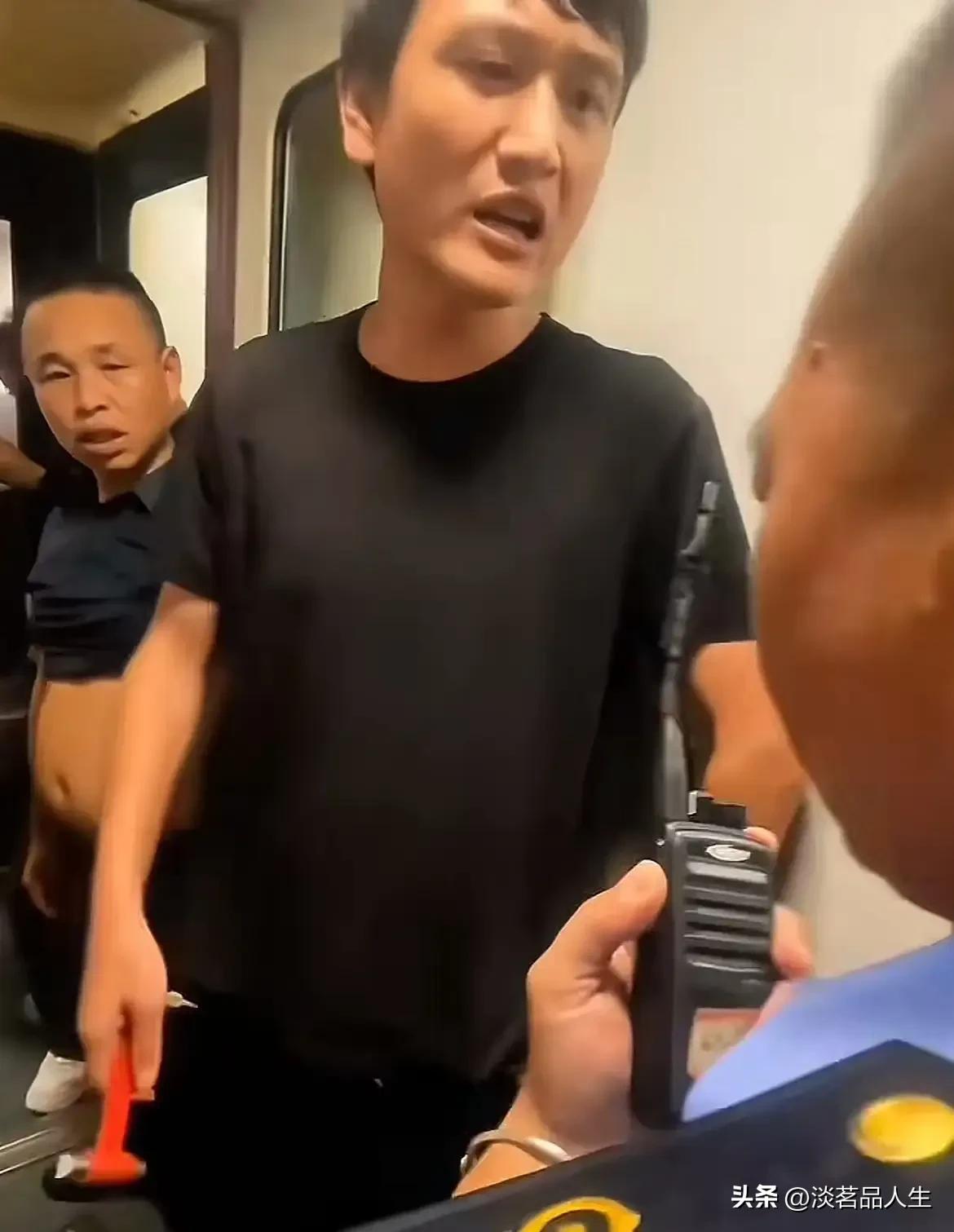 列车砸窗的小伙子，生活中可能是一个不守规矩的人，她可能知道砸窗有可能违法，但他也