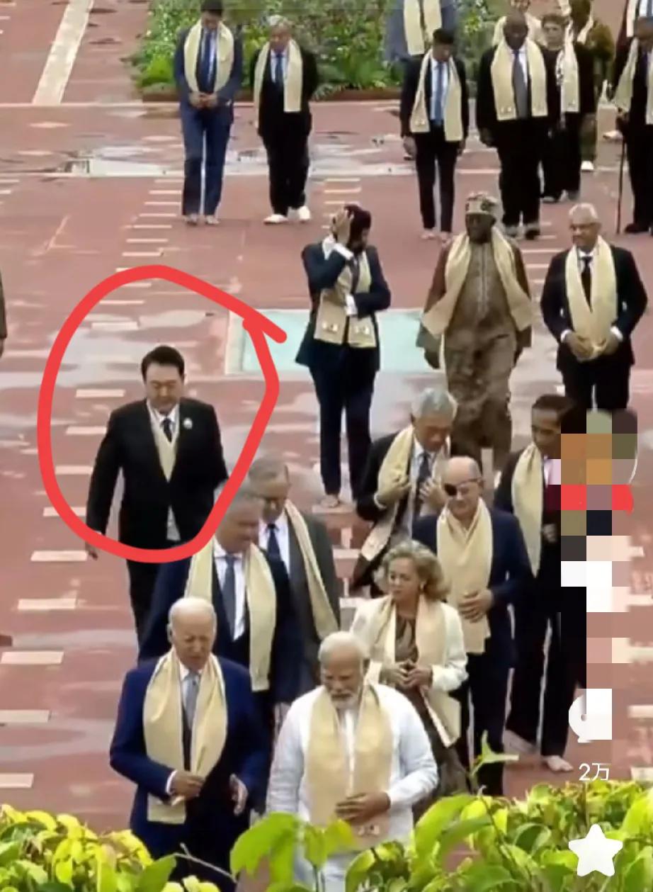 这就是极端亲美亲日的尹锡悦，在g20峰会当中的真实写照！像一名保镖一样，跟在拜登