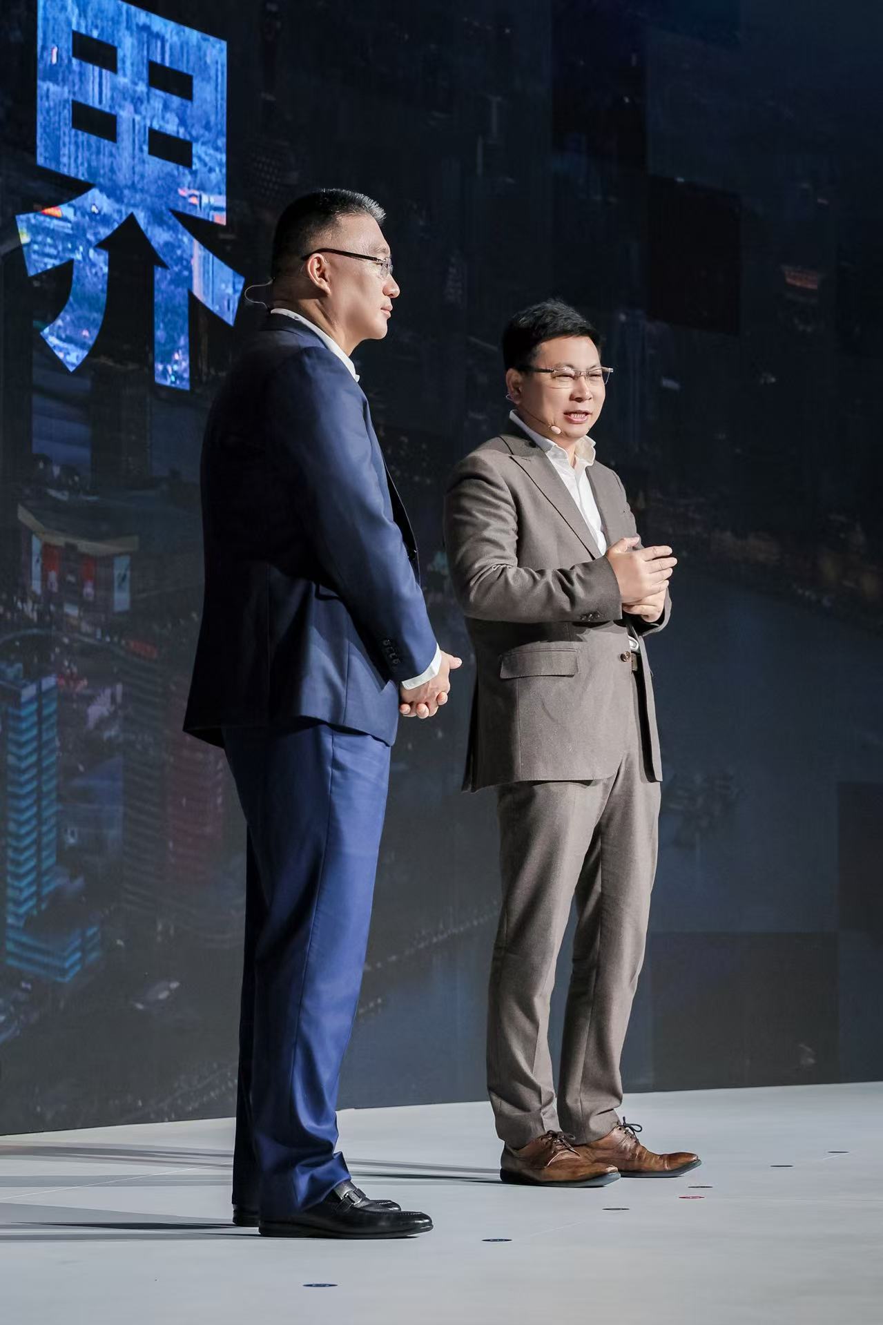 华为上汽联手猛攻主流汽车市场 厉害啊，余承东在上海车展上说，华为和上汽集团一起打
