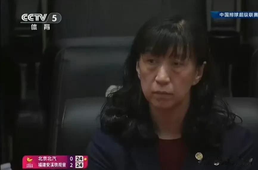 赖亚文教练现场观战，观看北京女排对阵福建女排这场比赛！福建大比分2:0领先，第三
