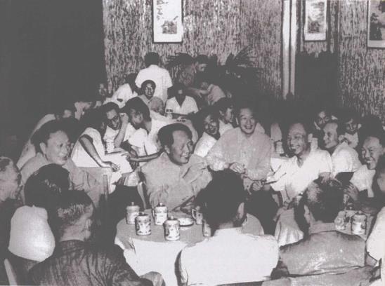 1957年7月，毛泽东在上海中苏友好大厦(今上海展览中心)同谈家桢、周熙良、李国