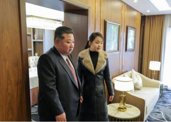金正恩宣布一个重大决定，金珠爱现场见证。

朝鲜官方媒体12月23日披露消息称，