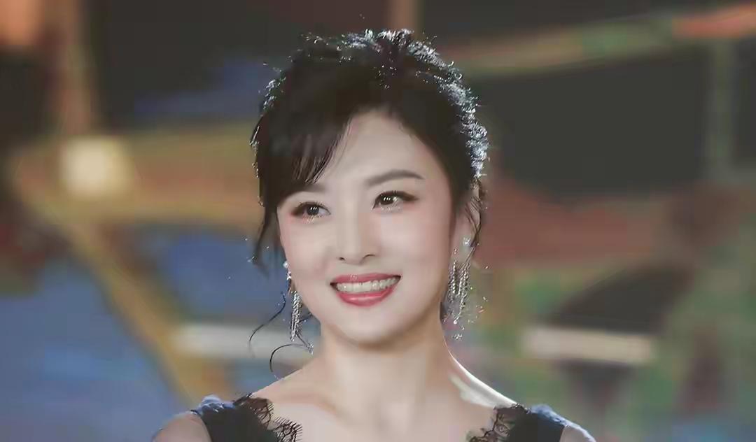 周涛是大家熟悉的央视老牌主持人，事业一路高光。她和初恋学长姚科有过12年婚姻，后