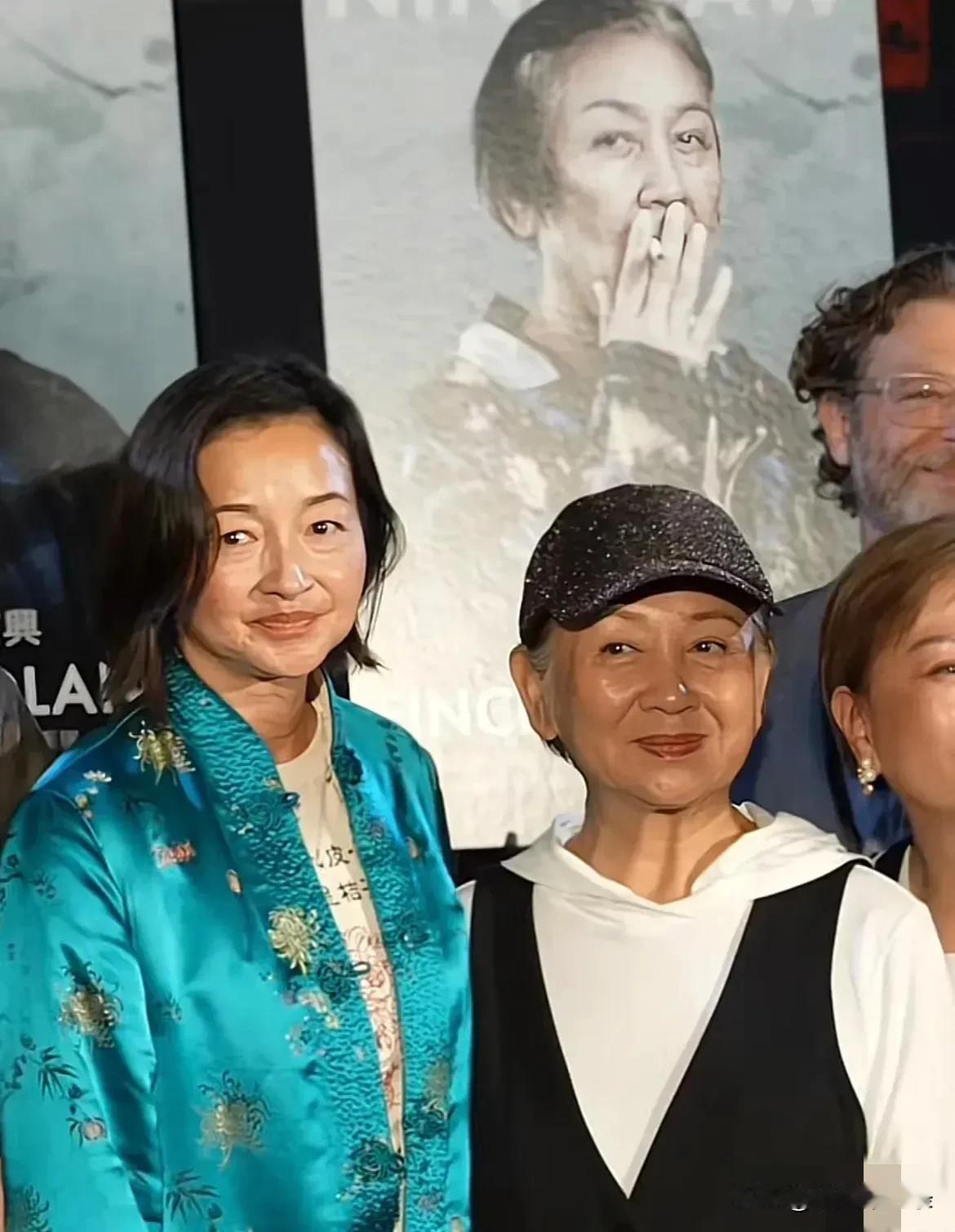 难能可贵的是她敢素颜出镜，一点妆不化，看起来比旁边70多岁的人还老，其实她才54