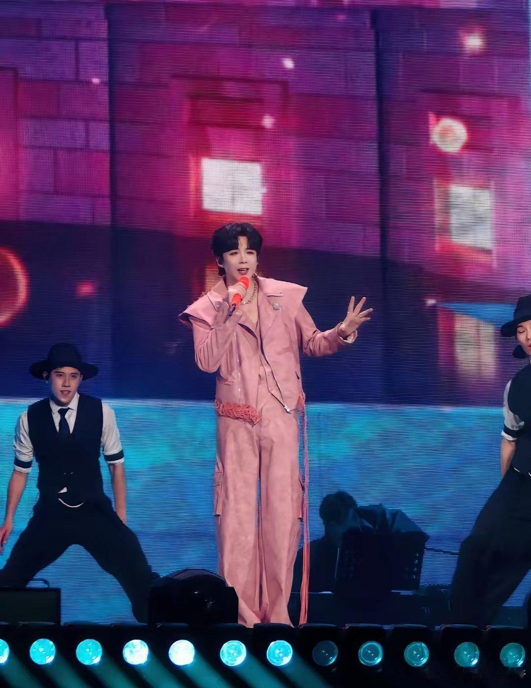 新粉看到宇宁只剩被惊呆新粉之前没看过巡演，也没有见过老大，这次南京巡演，终于对小