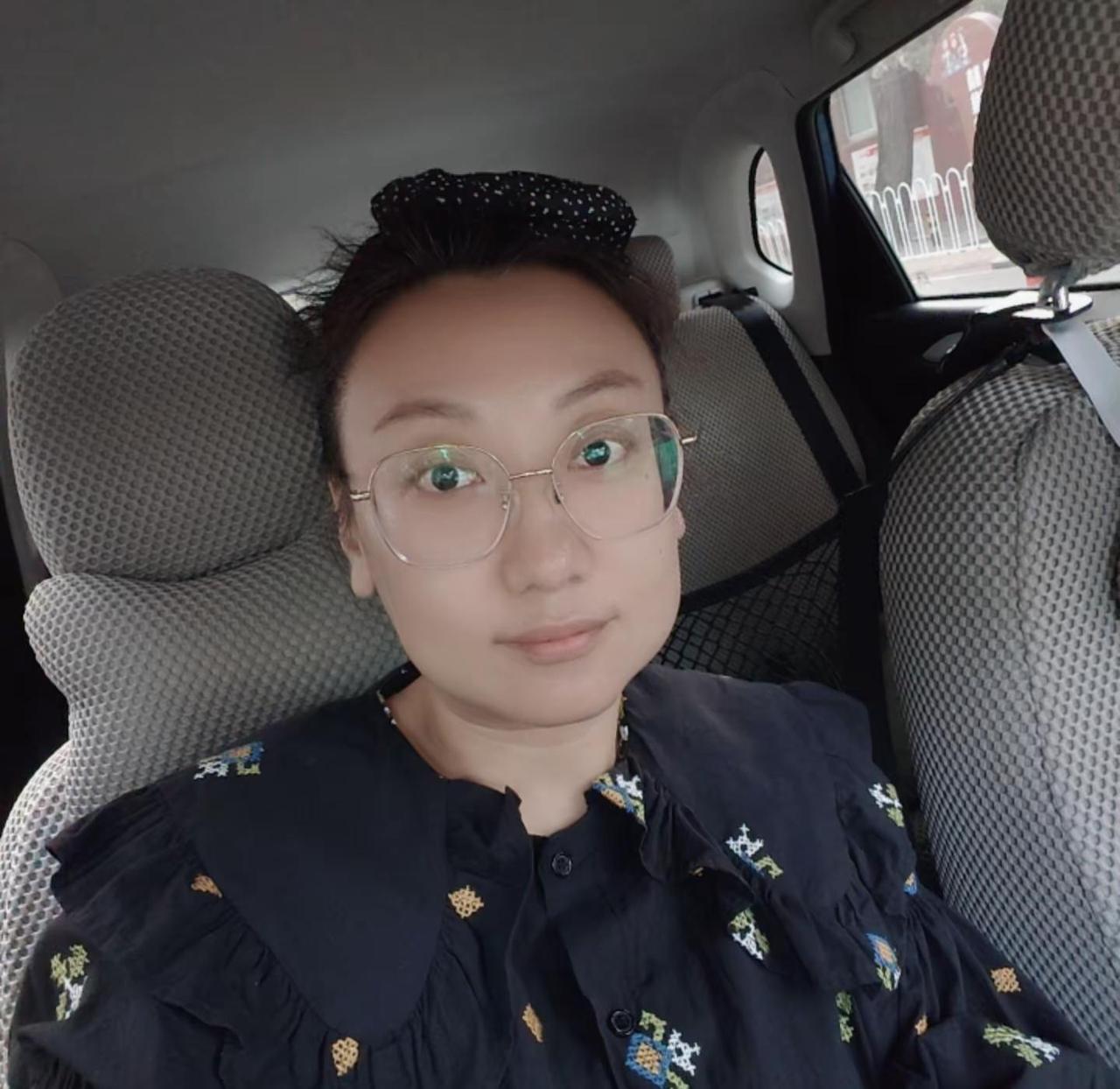 磁场有点低，听说听这个可以升高车内慵懒风 最适合女生的车载ootd 开车日常穿搭
