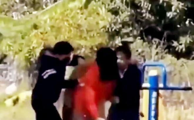 某公园角落，石凳旁。27、28岁情侣，男生约1米7，普通打扮。女生红外衣配短裙，