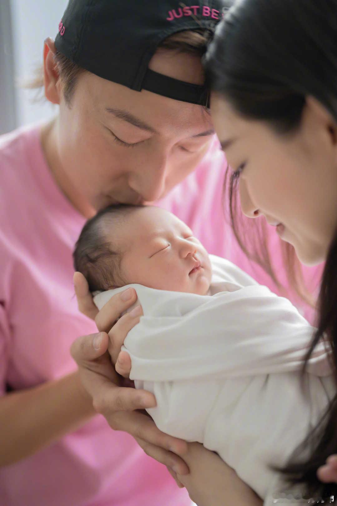 方力申亲吻女儿合照方力申亲吻女儿额头见证方力申的人生新阶段啦，他抱着刚出生的女儿