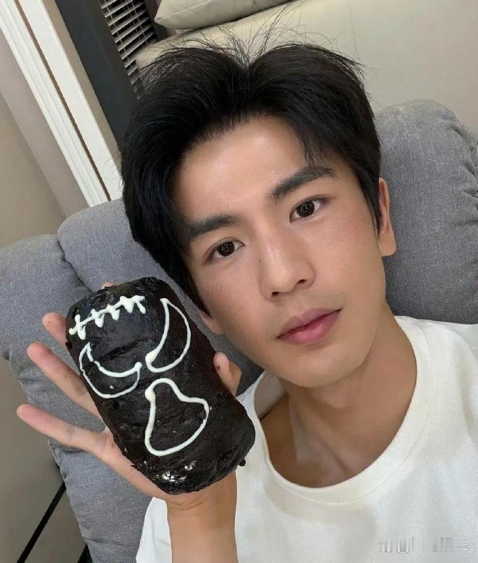 张凌赫的自拍照也太敢了吧，直接纯素颜，连胡茬都能看见，这么真实 