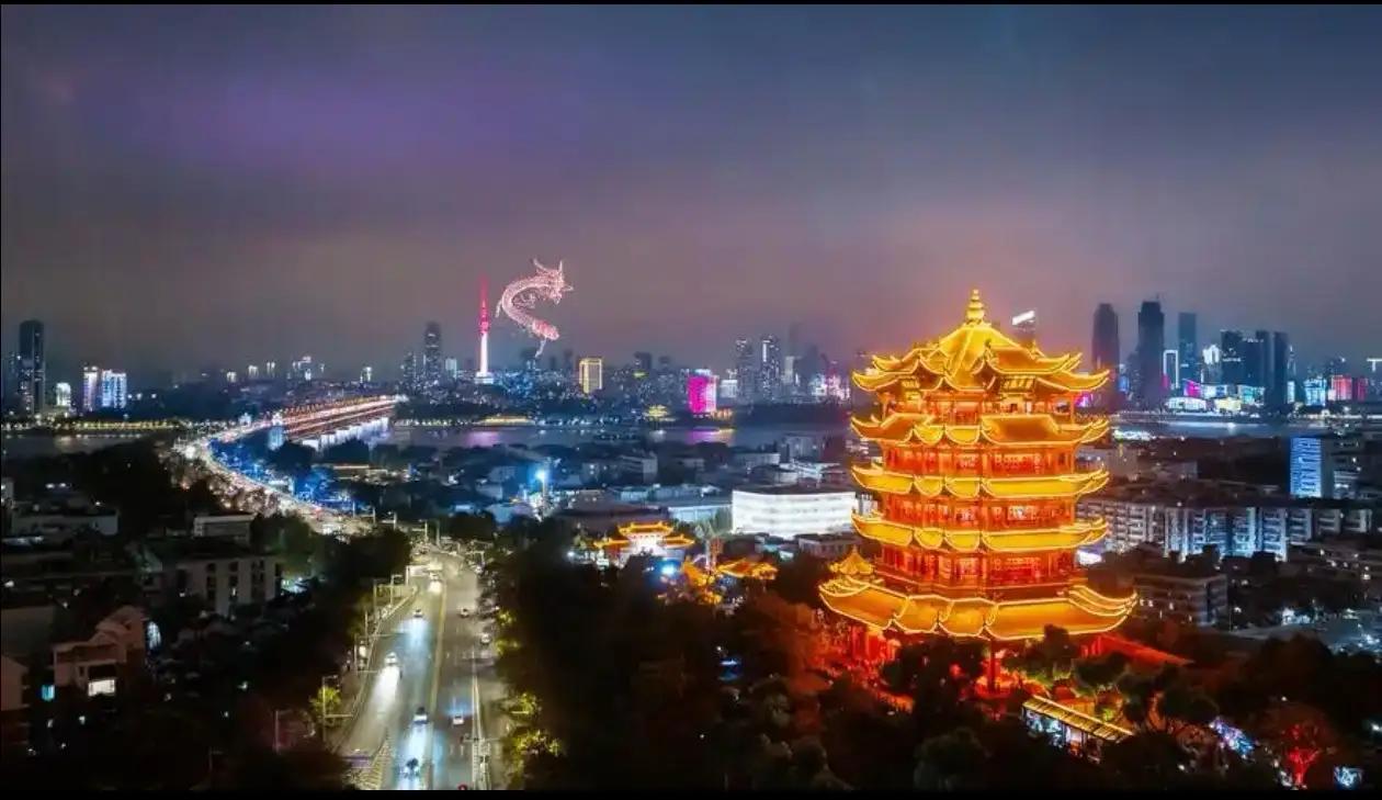 武汉，这座充满烟火气的城市，当夜幕降临，我首先来到了江汉路步行街。这里霓虹闪烁，