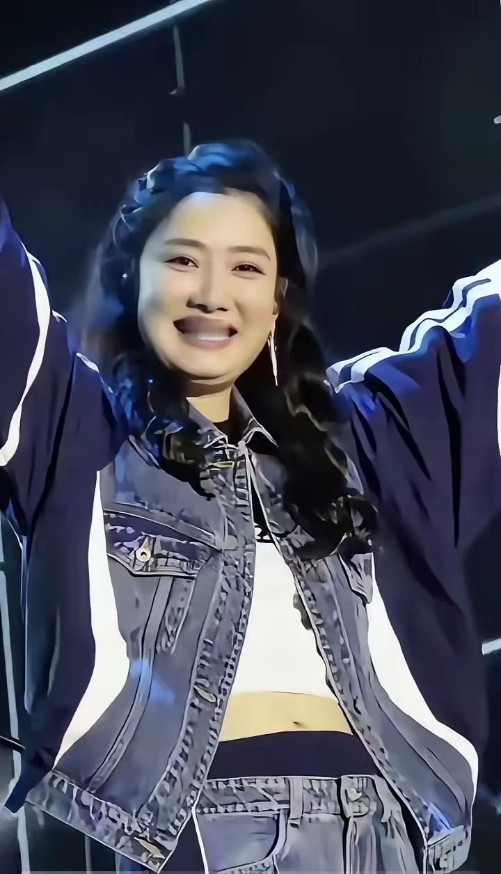柳絮混着小虫，撞进玲花嘴里。

5月30日晚，兰州奥体中心。四万三千人合唱《奢香