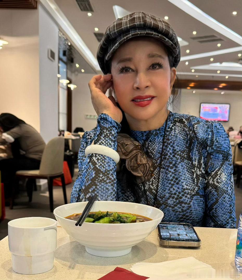演过武则天的人格局就是不一样 刘晓庆这辈子经历过什么大家都知道，她现在能说出不记