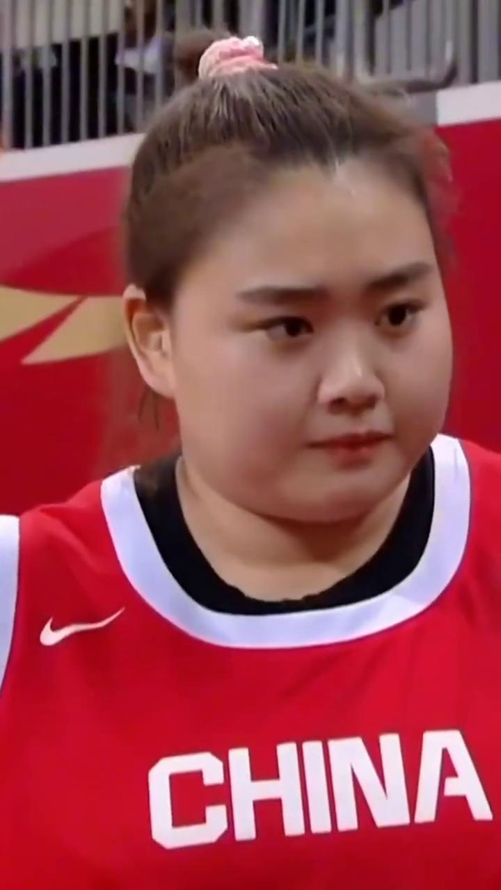 刘禹彤，武林高手大宝贝。
谁也没想到，这个曾经让日本女中锋泪洒球场的人，却被国家