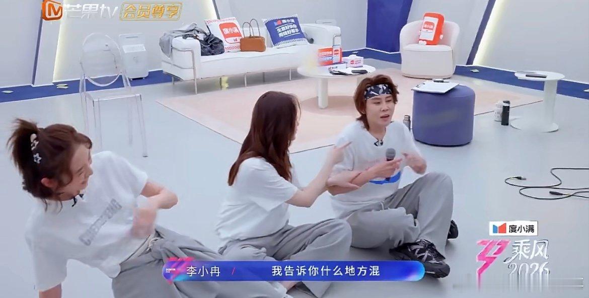 李小冉试图混过歌词 忘词后全程靠哼调蒙混，还一本正经甩锅，李小冉这波操作又可爱又