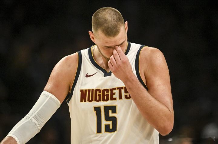 据TA记者Jason Quick报道，赛后，掘金当家球星尼科拉·约基奇洗完澡后在