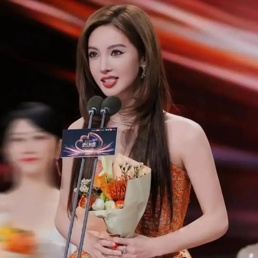 这是金晨吗？
咋变化这么大呢？
一条短裙炸翻红毯，我差点儿认成Angelabab