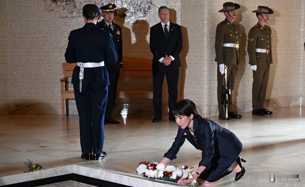 5月4日，日本高市早苗在澳大利亚堪培拉的战争纪念馆，向无名战士墓“跪式”献花。