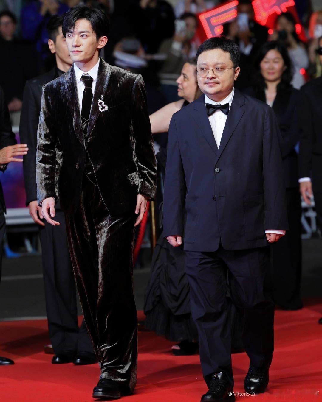 狂野时代戛纳首波口碑 《狂野时代》还是毕赣那味儿！光影镜头配乐都绝绝子，影迷说像