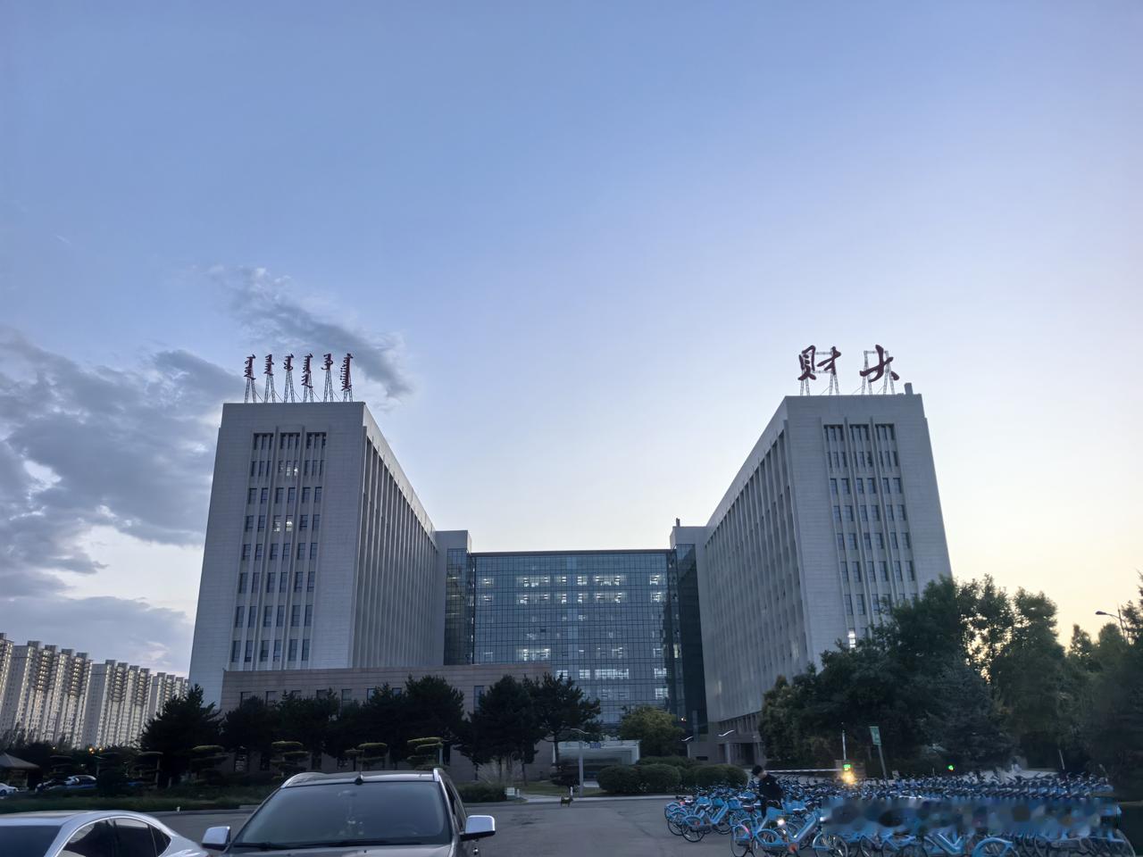 单位同事、好朋友、学妹今年五月初退休，她最近在呼和浩特访友，她说她还去看了我们的