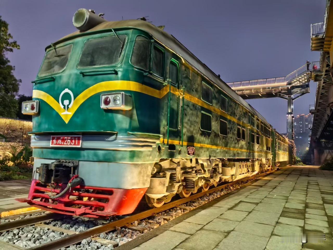 旅游打卡好去处，宜宾东郊记忆，是绿皮火车里的时光回响。
 
钢轨延伸向暮色，东风