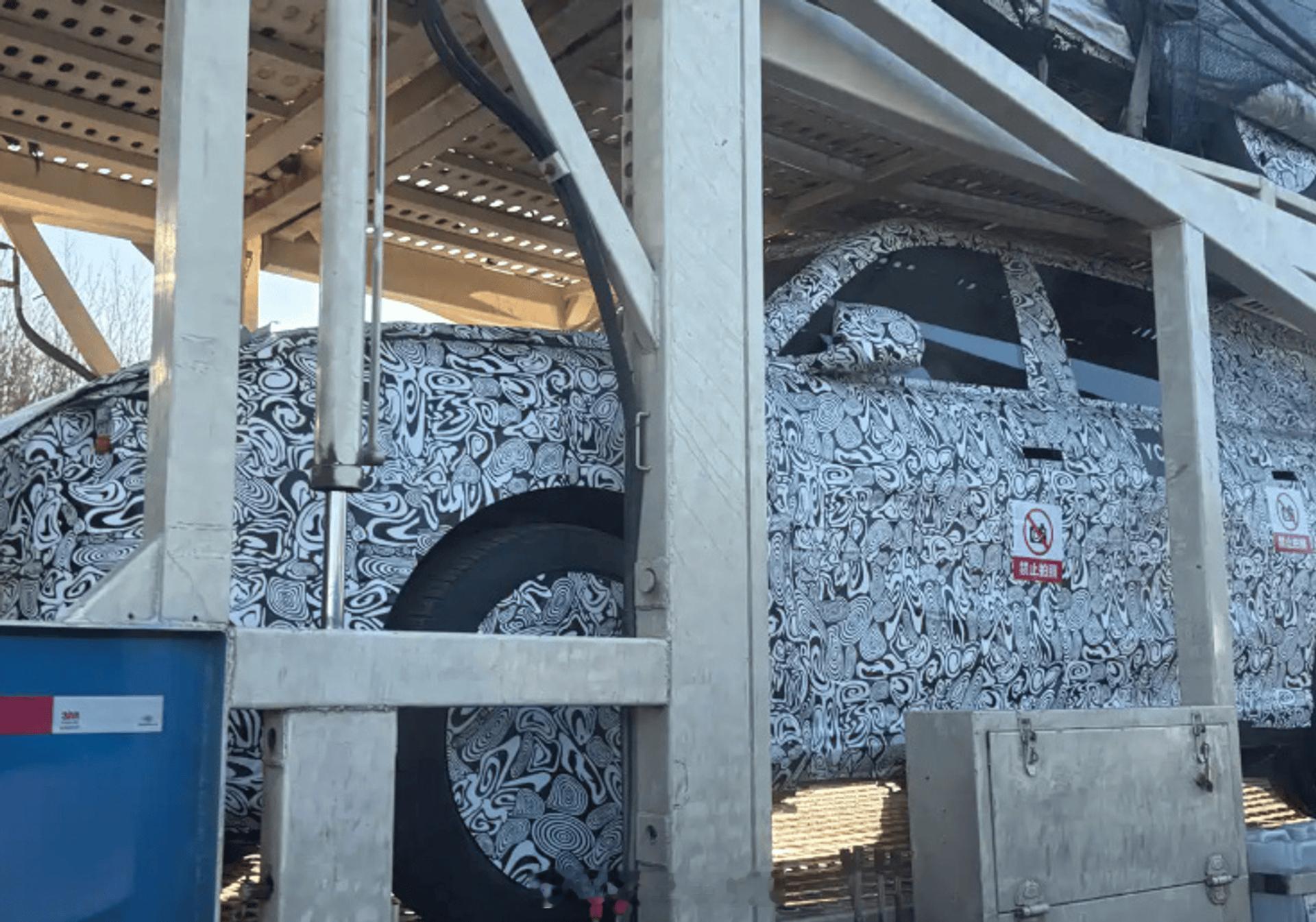 刚在群里看到的，疑似问界M6路试谍照，定位可能低于问界M7，参考问界M7售价24