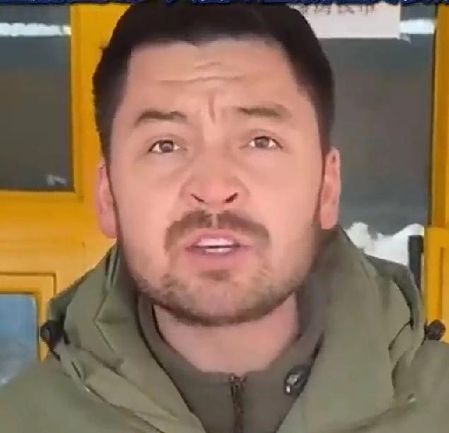 新疆打馕司机与泽连斯基，到底像不像？大家自己看吧！简直就是双胞胎兄弟，不能说一模