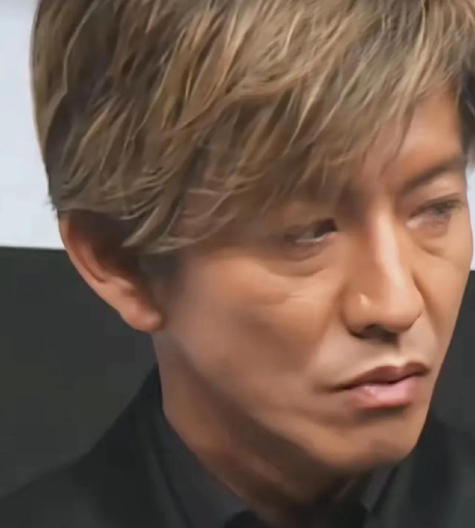 木村拓哉的近照🈶他已经五十多岁了，当年的亚洲神颜也老了。他和太太为了保护海洋生