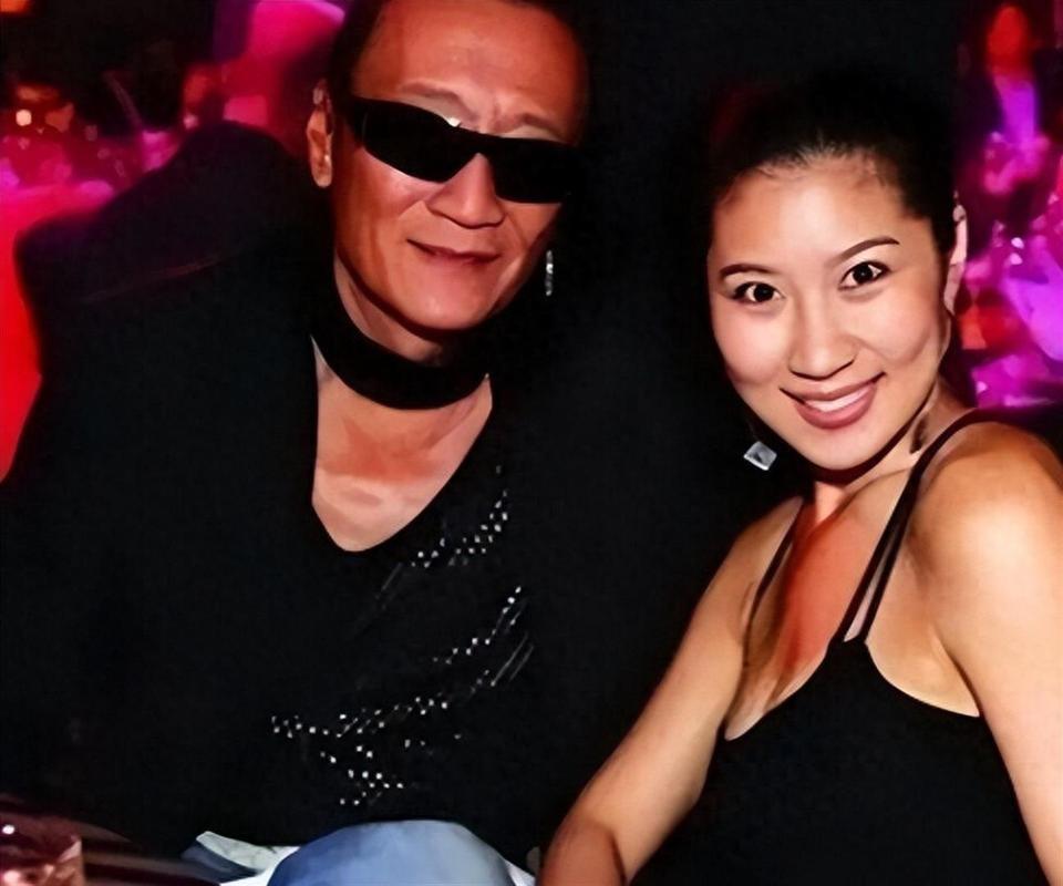 谢贤前女友coco抖音大小号全部换成了黑头像。coco曾说，谢贤半开玩笑地表示：