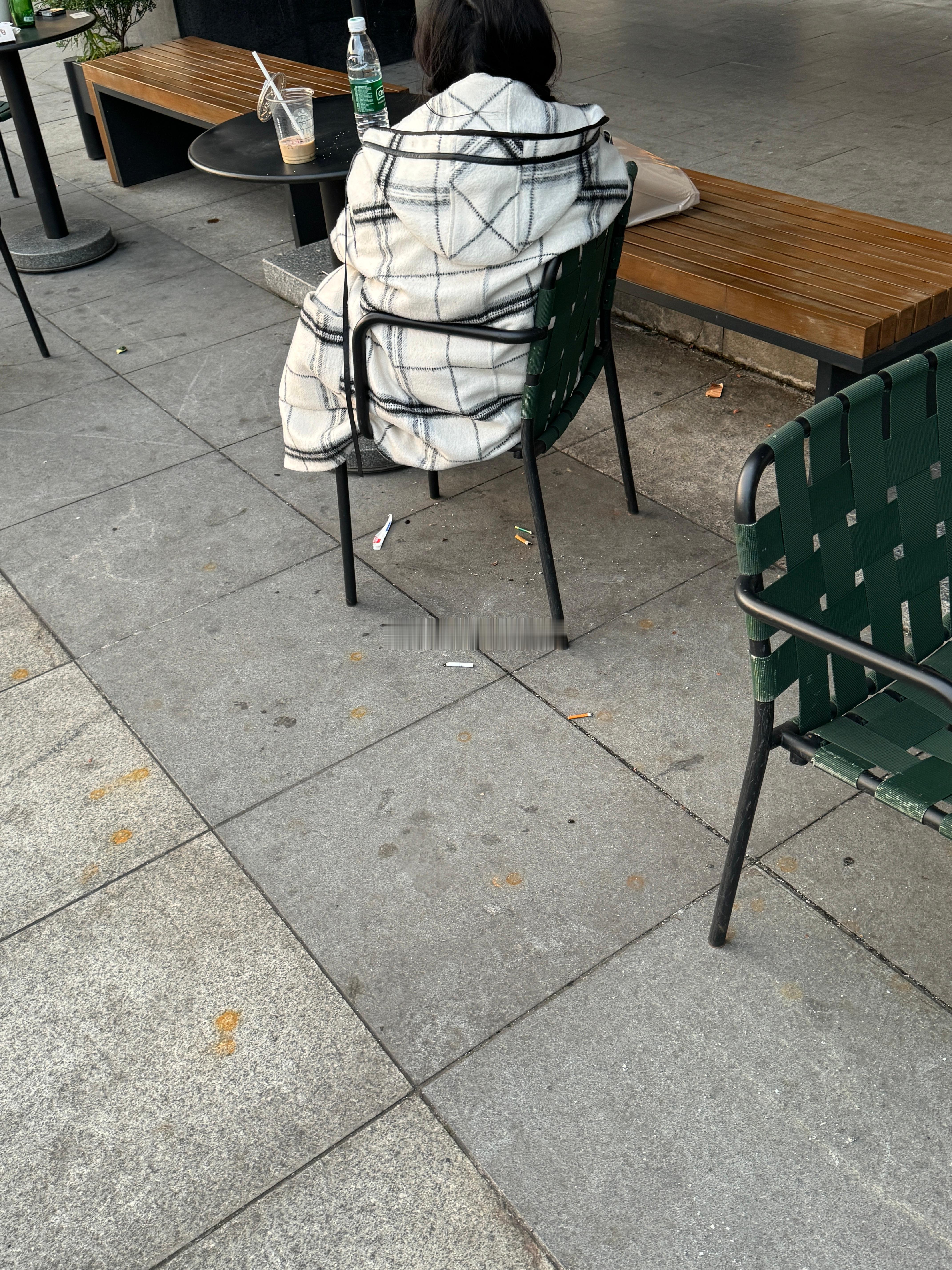 这个妹子连抽五根烟。艹…劳资熔断时候都不敢这样猛吸啊。