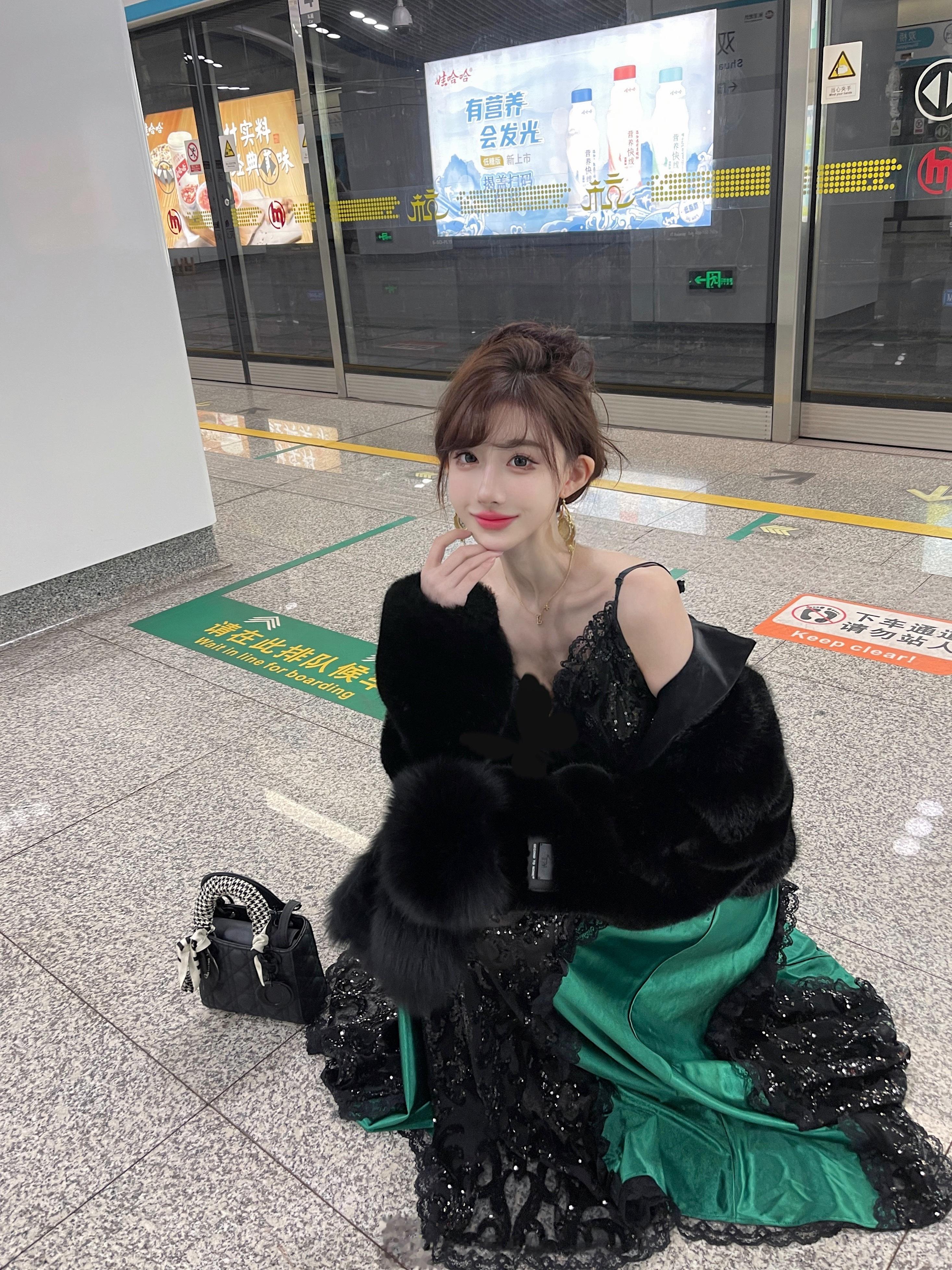 地铁偶遇女明星 ​​​