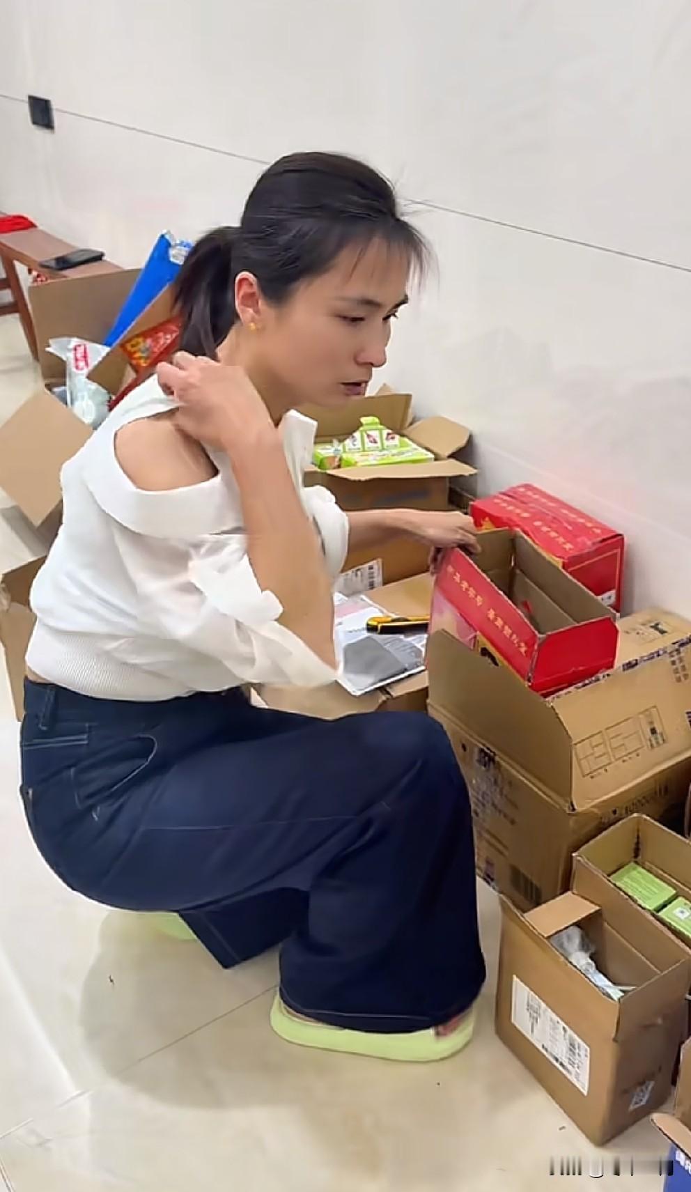 瑾汐挺不容易，负担挺重。为了生活，为了孩子，还是三个大儿子，又要出发去带货了。
