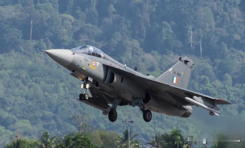 印度战机发展也难逃九九八十一难啊！
2025年11月21日，在迪拜航展上，印度“