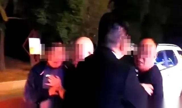 他明明跑掉了。
监控里，他从四个醉汉身下挣脱出来，明明已经安全了。可他没报警，没