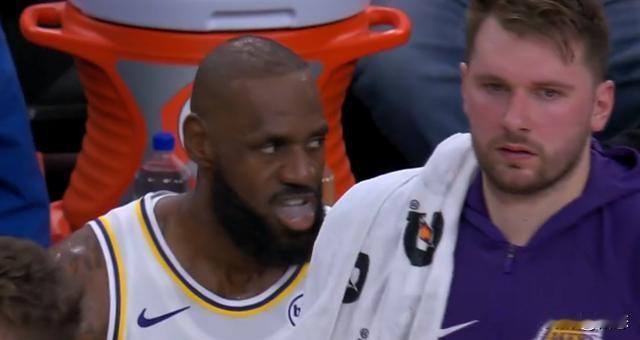 湖人客场调整快船，两个流量大队，上半场快船依旧延续以前的打好开局，快船54比湖人