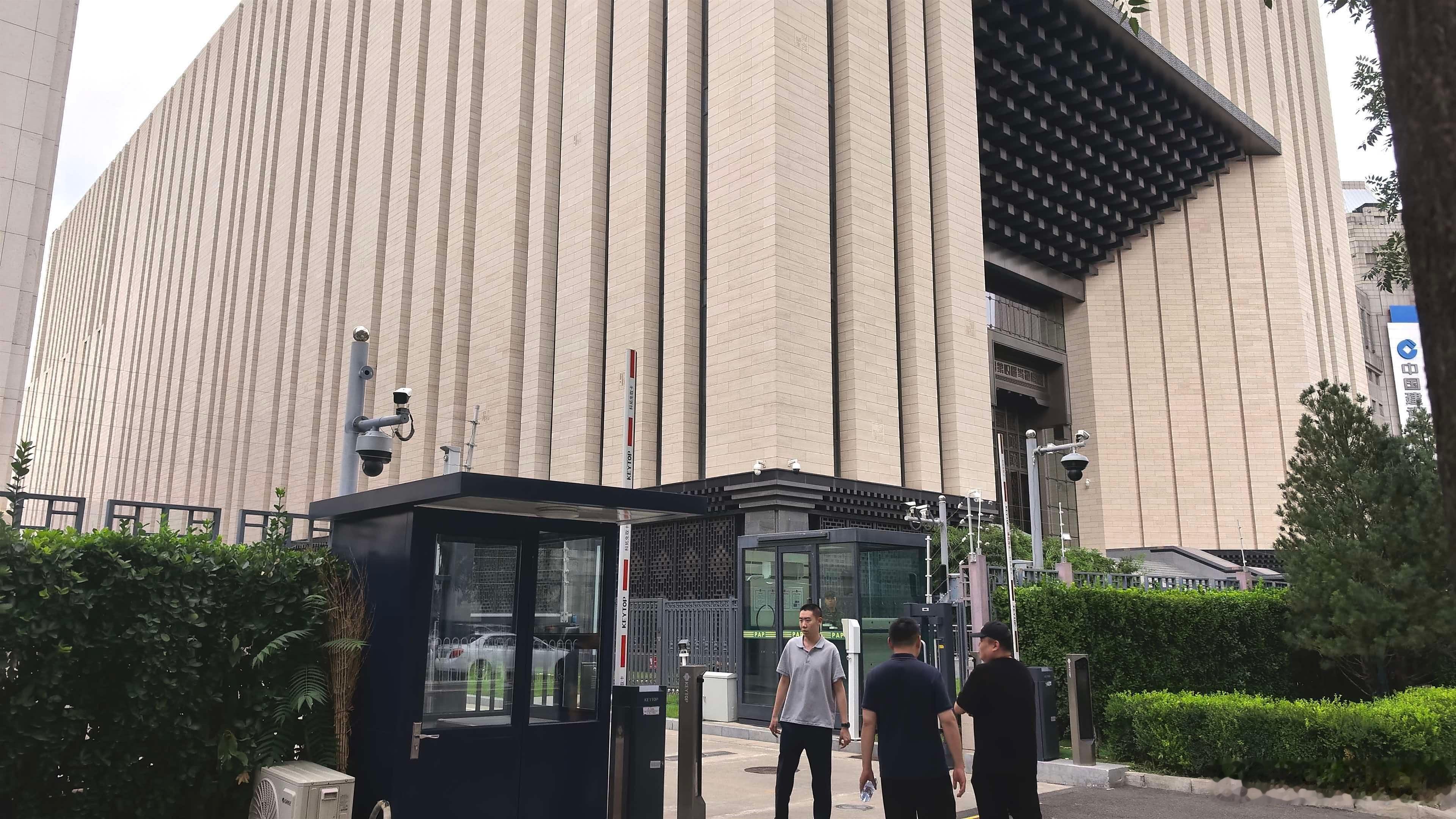 过去许多年每天路过祈年大道的路西突然出现一大片建筑群，北部的是中央第一历史档案馆