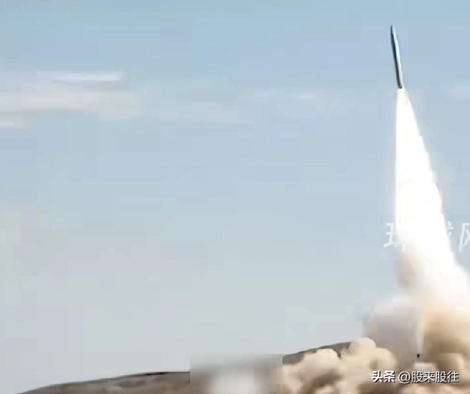 炸了！
干起来了！
朗朗认怂也不行，
小以已经动手了！

教员说过——打的一拳开