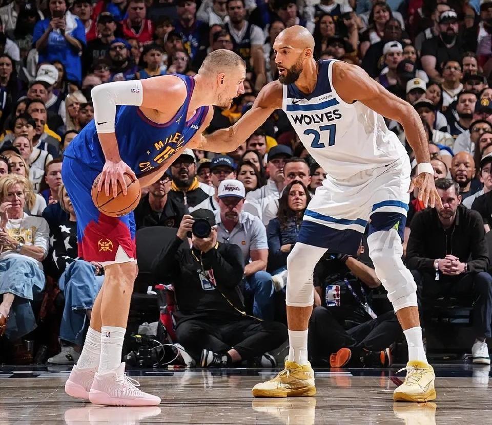 戈贝尔不愧是约基奇的克星！！在今天森林狼113-96大胜掘金的G3比赛赛后，森林