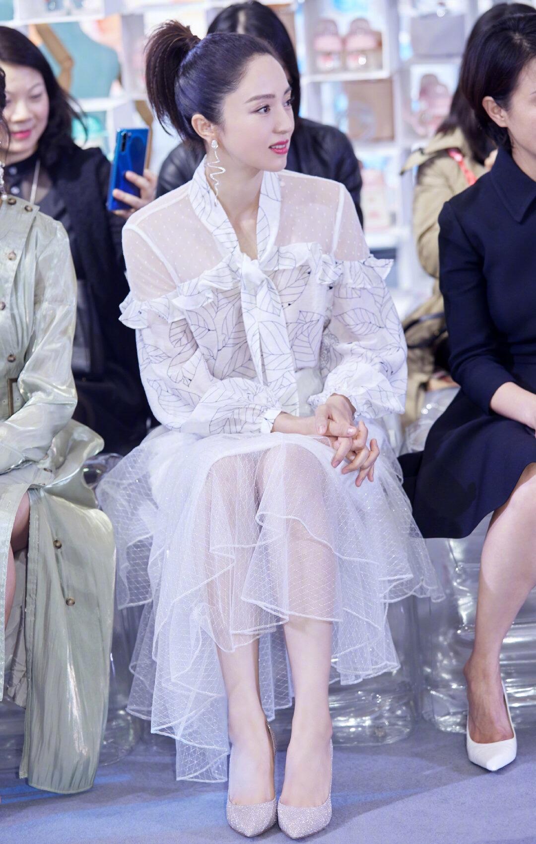董璇这身衣服真好看，简约大方公主高贵又淑女，她衣品不错。