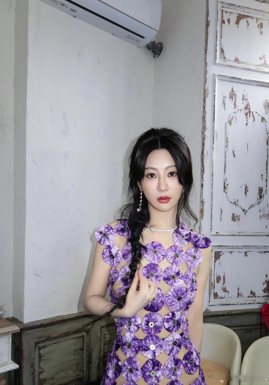 杨紫这个裙子好丑啊！！好像一个个拍扁的饺子皮…看多了密恐要犯了[黑线]#杨紫# 