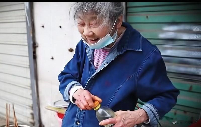 你可以轻轻划走，但你能给一毛钱奶奶程应清点个赞吗？
    她是南昌街边一位卖小