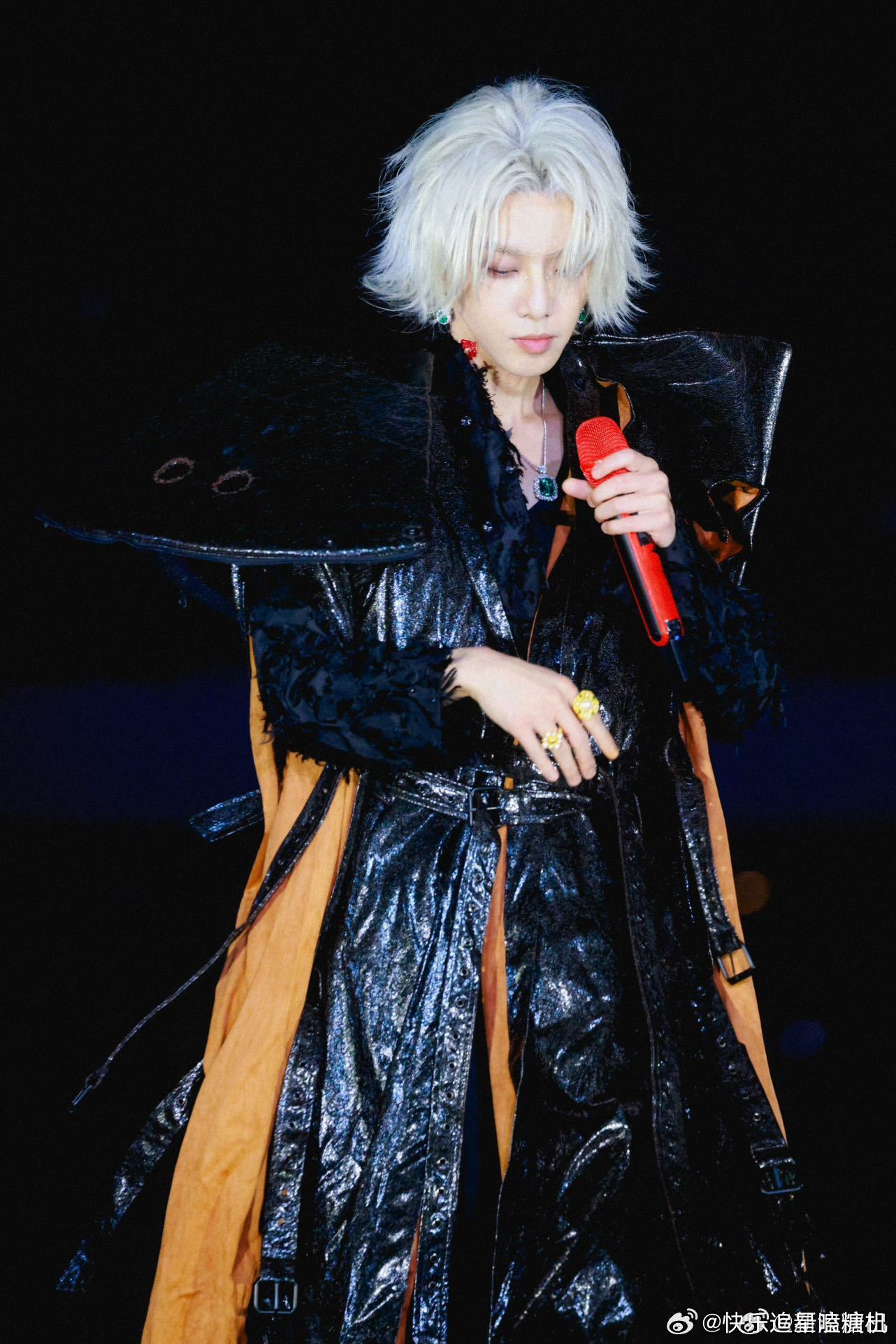 华晨宇新舞美几何美学世界 华晨宇火星乐园2.0的舞美渲染图终于来了，九组巨型三棱